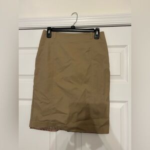 Good condition khaki Van Heusen Studio stretch extensible size 4 skirt